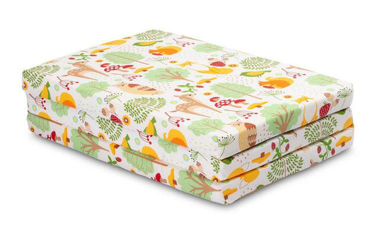 Sensillo guest mattress with a cotton cover is a perfect solution during a travel. While packing the luggage, we often need to choose between the comfort of the kid and limited capacity of the boot. Thanks to a triple fold, the mattress is of compact sizes (60x40x15cm)and the transport bag included in the set makes it easy to carry. When unfolded, it has the dimensions of a standard child mattress (120x60x5cm). Cotton cover may be easily removed and washed.
