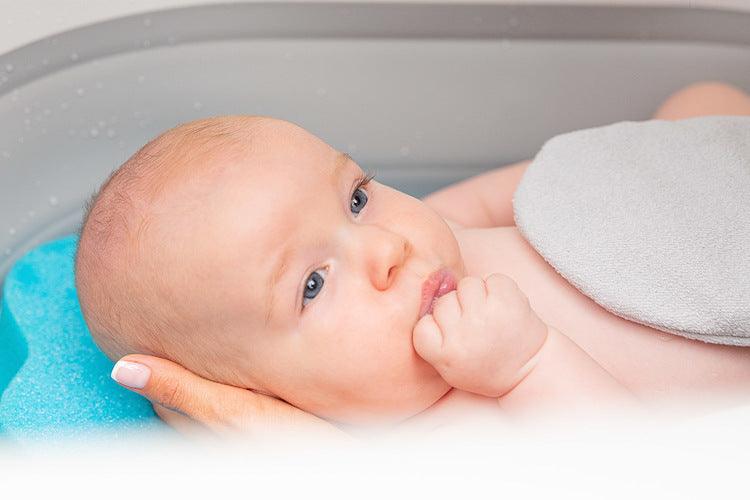 Foldable bathtub for small bathrooms and travels.It folds flat which makes it possible to save a lot of space in the apartment or a car. The bathtub has a classic shape and is decorated with cute deer horns. It can be used from the first days of baby’s life until he/she is ready for a bath in a traditional bath tub. It is made of durable and skin-friendly material. Additionally, the legs of the bathtub are equipped with anti-slip pads which prevent sliding and a blockade against self-folding.