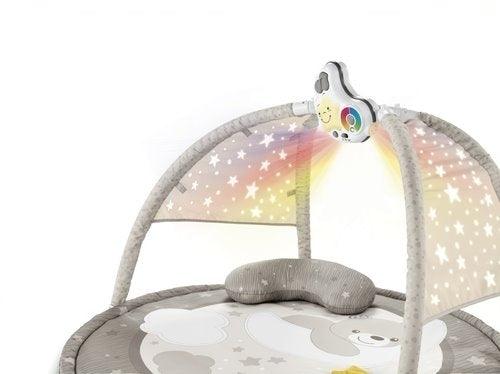 Whether your baby is lying on the belly or on the back, there is a lot to explore on the beautiful 3 in 1 baby gym that features melodies and colourful projections. On this soft padded play mat, your little one will feel comfy and safe.