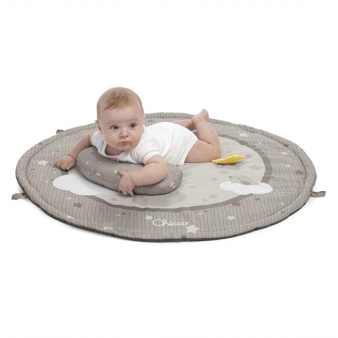 Whether your baby is lying on the belly or on the back, there is a lot to explore on the beautiful 3 in 1 baby gym that features melodies and colourful projections. On this soft padded play mat, your little one will feel comfy and safe.