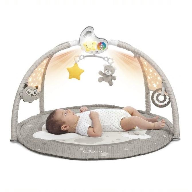 Whether your baby is lying on the belly or on the back, there is a lot to explore on the beautiful 3 in 1 baby gym that features melodies and colourful projections. On this soft padded play mat, your little one will feel comfy and safe.