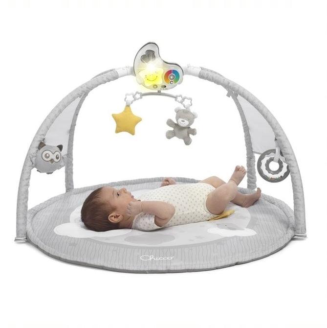 Whether your baby is lying on the belly or on the back, there is a lot to explore on the beautiful 3 in 1 baby gym that features melodies and colourful projections. On this soft padded play mat, your little one will feel comfy and safe.