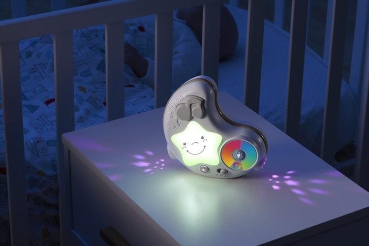 Whether your baby is lying on the belly or on the back, there is a lot to explore on the beautiful 3 in 1 baby gym that features melodies and colourful projections. On this soft padded play mat, your little one will feel comfy and safe.