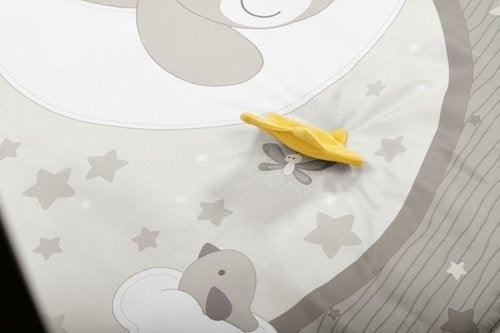 Whether your baby is lying on the belly or on the back, there is a lot to explore on the beautiful 3 in 1 baby gym that features melodies and colourful projections. On this soft padded play mat, your little one will feel comfy and safe.