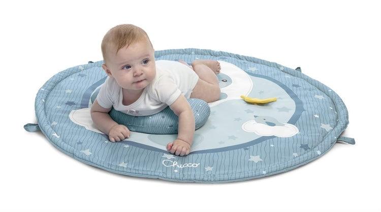 Whether your baby is lying on the belly or on the back, there is a lot to explore on the beautiful 3 in 1 baby gym that features melodies and colourful projections. On this soft padded play mat, your little one will feel comfy and safe.