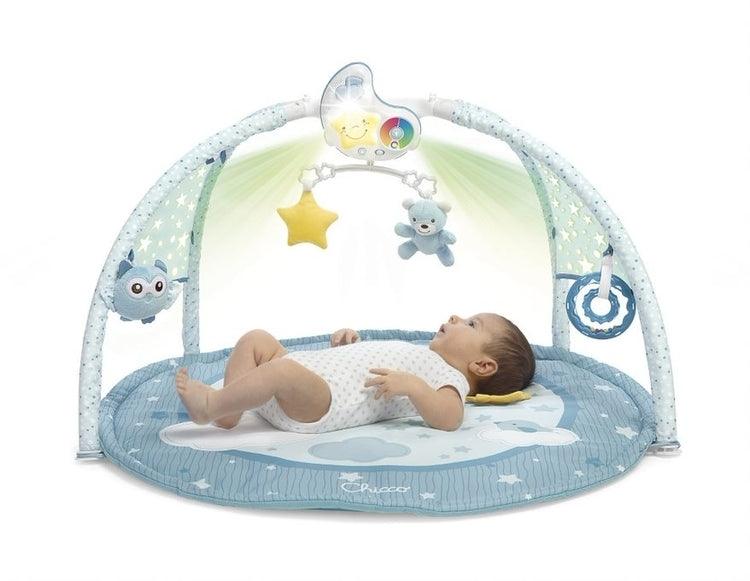 Whether your baby is lying on the belly or on the back, there is a lot to explore on the beautiful 3 in 1 baby gym that features melodies and colourful projections. On this soft padded play mat, your little one will feel comfy and safe.