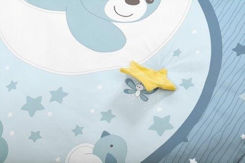 Whether your baby is lying on the belly or on the back, there is a lot to explore on the beautiful 3 in 1 baby gym that features melodies and colourful projections. On this soft padded play mat, your little one will feel comfy and safe.