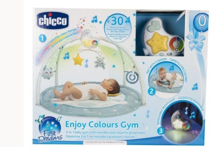 Whether your baby is lying on the belly or on the back, there is a lot to explore on the beautiful 3 in 1 baby gym that features melodies and colourful projections. On this soft padded play mat, your little one will feel comfy and safe.