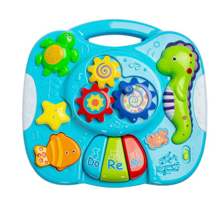Falla interactive Toyz table, which will provide a lot of fun for little ones. The table top is equipped with a mini piano with DO RE MI keys, 3 buttons (each works differently) that turn on different melodies and a knob with gears. Vivid colors attract attention and encourage fun. The table has a 2-stage volume control. Falla allows you to detach the legs and, thanks to special straps, attach it to a cot or attach it to a bow in a pram.