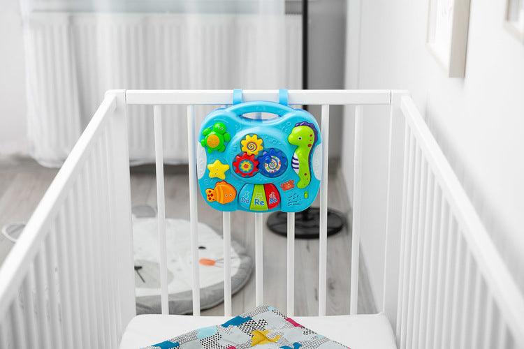 Falla interactive Toyz table, which will provide a lot of fun for little ones. The table top is equipped with a mini piano with DO RE MI keys, 3 buttons (each works differently) that turn on different melodies and a knob with gears. Vivid colors attract attention and encourage fun. The table has a 2-stage volume control. Falla allows you to detach the legs and, thanks to special straps, attach it to a cot or attach it to a bow in a pram.