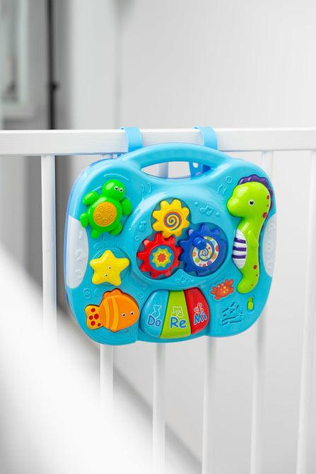 Falla interactive Toyz table, which will provide a lot of fun for little ones. The table top is equipped with a mini piano with DO RE MI keys, 3 buttons (each works differently) that turn on different melodies and a knob with gears. Vivid colors attract attention and encourage fun. The table has a 2-stage volume control. Falla allows you to detach the legs and, thanks to special straps, attach it to a cot or attach it to a bow in a pram.