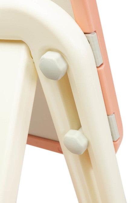 Learning to write and draw will now be easier with the TED education board from Toyz. The magnetic board equipped with a set of markers and colorful magnets also includes a chair that will allow the little artist's tired legs to rest. The look of the set will appeal to every lover of bears.