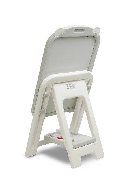 Learning to write and draw will now be easier with the TED education board from Toyz. The magnetic board equipped with a set of markers and colorful magnets also includes a chair that will allow the little artist's tired legs to rest. The look of the set will appeal to every lover of bears.