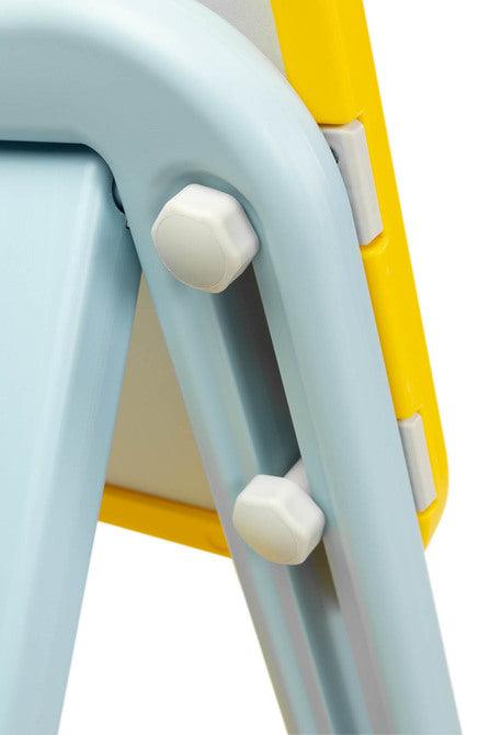 Learning to write and draw will now be easier with the TED education board from Toyz. The magnetic board equipped with a set of markers and colorful magnets also includes a chair that will allow the little artist's tired legs to rest. The look of the set will appeal to every lover of bears.