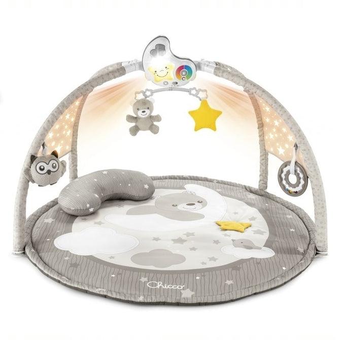 Whether your baby is lying on the belly or on the back, there is a lot to explore on the beautiful 3 in 1 baby gym that features melodies and colourful projections. On this soft padded play mat, your little one will feel comfy and safe.