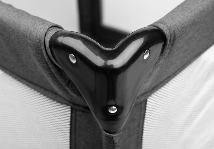 Light weight, practical and easy to operate square playpen. Quadra is perfect as a place for the baby to rest and play both at home and while travelling. Equipped with a soft mattress with a colourful design and stand-up learning handles. Matching carrier bag for easy transportation included.