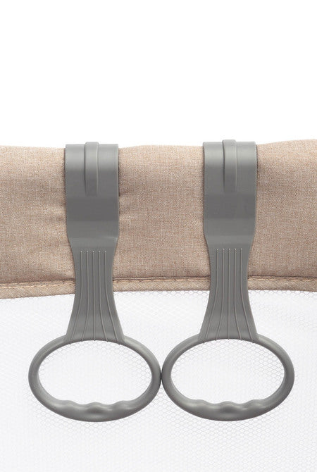 Light weight, practical and easy to operate square playpen. Quadra is perfect as a place for the baby to rest and play both at home and while travelling. Equipped with a soft mattress with a colourful design and stand-up learning handles. Matching carrier bag for easy transportation included.