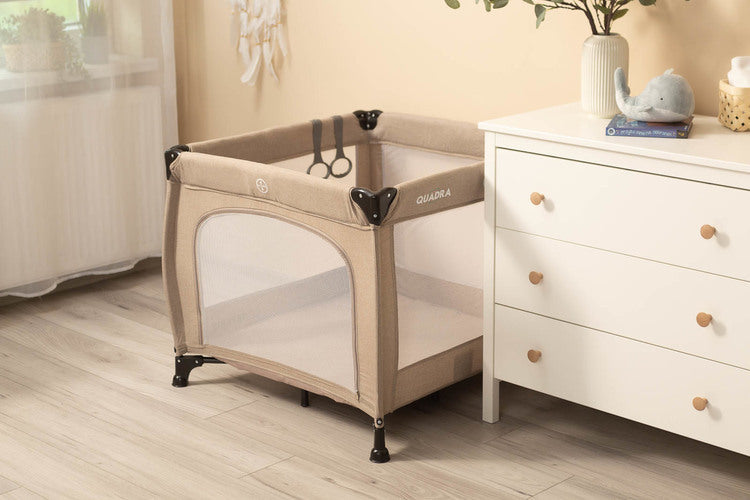 Light weight, practical and easy to operate square playpen. Quadra is perfect as a place for the baby to rest and play both at home and while travelling. Equipped with a soft mattress with a colourful design and stand-up learning handles. Matching carrier bag for easy transportation included.