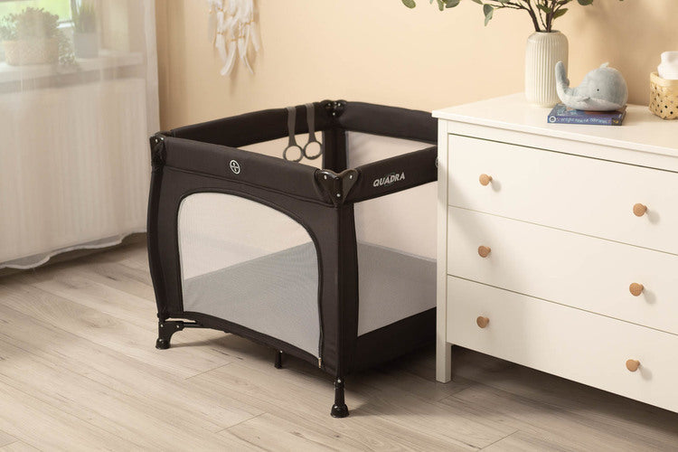 Light weight, practical and easy to operate square playpen. Quadra is perfect as a place for the baby to rest and play both at home and while travelling. Equipped with a soft mattress with a colourful design and stand-up learning handles. Matching carrier bag for easy transportation included.