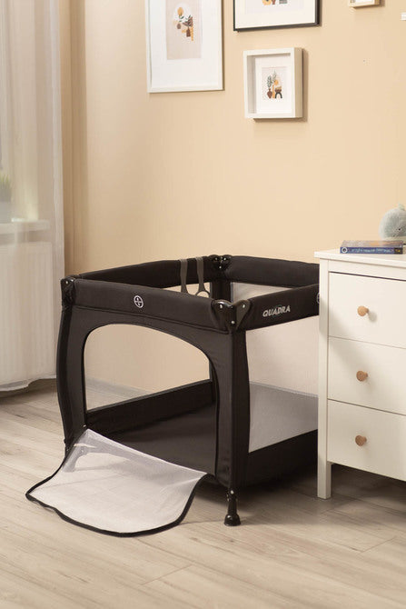 Light weight, practical and easy to operate square playpen. Quadra is perfect as a place for the baby to rest and play both at home and while travelling. Equipped with a soft mattress with a colourful design and stand-up learning handles. Matching carrier bag for easy transportation included.
