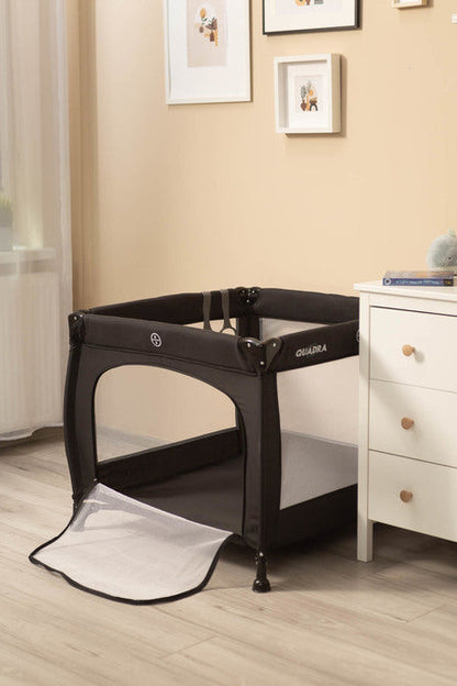 Light weight, practical and easy to operate square playpen. Quadra is perfect as a place for the baby to rest and play both at home and while travelling. Equipped with a soft mattress with a colourful design and stand-up learning handles. Matching carrier bag for easy transportation included.
