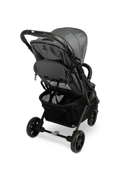 Trail stroller is a very mobile stroller that is perfect for short and long journeys. It is dedicated to children from 6 months to 15 kg (approximately 3 years). Its well-thought-out design means that it takes up little space and is easy to transport in a car. The stroller can be quickly folded even with one hand. Small dimensions when folded, a retractable handle and an additional handle make it ideal also when traveling by plane.