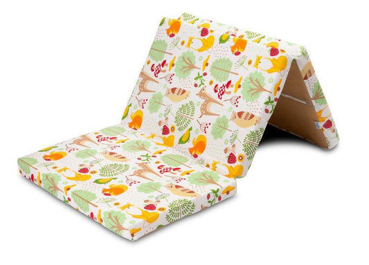 Sensillo guest mattress with a cotton cover is a perfect solution during a travel. While packing the luggage, we often need to choose between the comfort of the kid and limited capacity of the boot. Thanks to a triple fold, the mattress is of compact sizes (60x40x15cm)and the transport bag included in the set makes it easy to carry. When unfolded, it has the dimensions of a standard child mattress (120x60x5cm). Cotton cover may be easily removed and washed.
