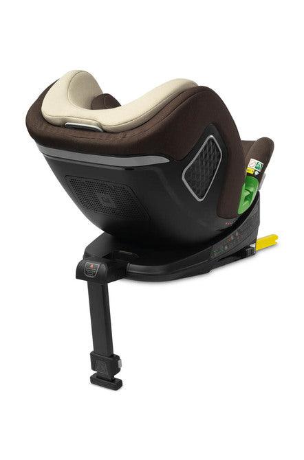 Caretero Kamptos is a swivel car seat for children from 40 cm to 150 cm tall, made in accordance with the i-Size standard. It was created with safety and comfort in mind. Children can be transported in the seat from the first months of life until the seat is no longer required, i.e. when they reach 150 cm in height. The seat is installed simply and quickly using the ISOFIX system and a stabilizing leg. The 360-degree rotatable seat ensures comfortable entry for children.