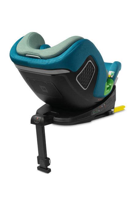Caretero Kamptos is a swivel car seat for children from 40 cm to 150 cm tall, made in accordance with the i-Size standard. It was created with safety and comfort in mind. Children can be transported in the seat from the first months of life until the seat is no longer required, i.e. when they reach 150 cm in height. The seat is installed simply and quickly using the ISOFIX system and a stabilizing leg. The 360-degree rotatable seat ensures comfortable entry for children.
