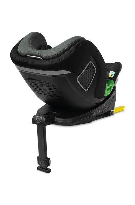Caretero Kamptos is a swivel car seat for children from 40 cm to 150 cm tall, made in accordance with the i-Size standard. It was created with safety and comfort in mind. Children can be transported in the seat from the first months of life until the seat is no longer required, i.e. when they reach 150 cm in height. The seat is installed simply and quickly using the ISOFIX system and a stabilizing leg. The 360-degree rotatable seat ensures comfortable entry for children.