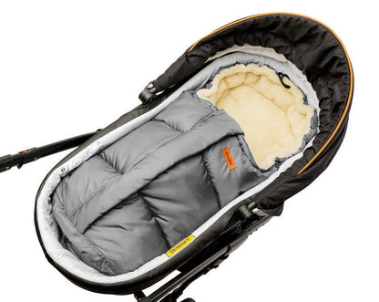 Combi 3 in 1 Quilted romper bag with the possibility of length adjustment is a perfect choice for the parents who are looking for a universal solution. The romper bag is covered with waterproof, attested fabric on the outside. From the inside, there is a warm polar fleece which makes the baby feel comfortably and conveniently, and his/her soft skin is not exposed to irritation.