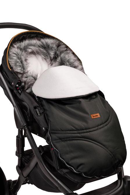 Ekimo romper bag is a product which will swaddle your baby perfectly during walks in colder temperatures. From the outside the bag is finished with waterproof, certified material. From the inside it has a nice and warm polar fleece. Additionally, between them, there is a layer of insulation. It can be used in prams, strollers, and for sledges. The romper bag has holes for 5-point belts which enable safe fastening of a child and a sewn in zipper which enables to unzip it fast or to remove total outer layer.