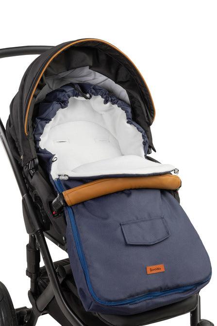 Multi-layered and universal romper bag, prepared for walks on colder days. The baby will feel safe and comfortable in it and his/her soft skin will not be exposed to irritation. The romper bag is covered with waterproof, attested fabric on the outside. From the inside, there is a warm and nice in touch polar fleece. There is an additional layer of batting between them.