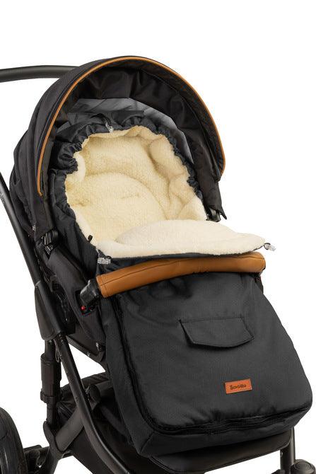 Multi-layered and universal romper bag, prepared for walks on colder days. The baby will feel safe and comfortable in it and his/her soft skin will not be exposed to irritation. The romper bag is covered with waterproof, attested fabric on the outside. From the inside, there is a warm and nice in touch polar fleece. There is an additional layer of batting between them.