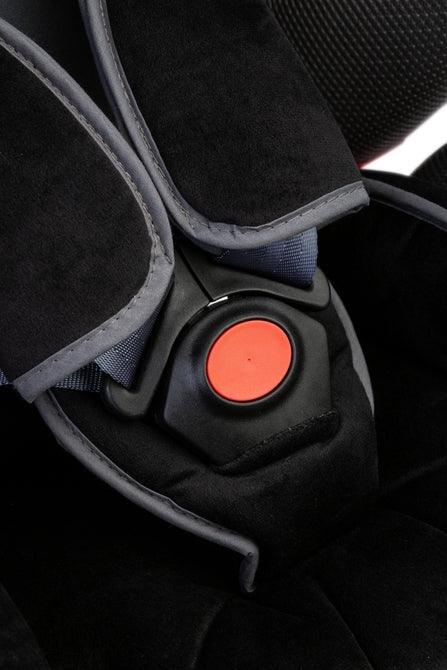 The DiabloXL car seat is one of the most popular Caretero designs. It combines modern elegance with high-quality workmanship and solutions that guarantee safety. It is worth emphasizing that the 5-point belts are equipped with a buckle of the Swedish brand Holmbergs®. Durable construction made of high-quality materials ensures long and comfortable use. Material with breathable properties, which significantly increases the comfort of travel.