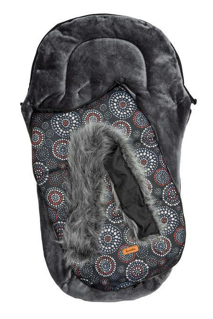 Olaf romper bag is perfect for walks in colder temperatures. It combines a waterproof, easy to keep clean outer layer and soft polar fleece on the inside. Thanks to a fluffy, anti-allergic non-woven fabric it provides effective protection and comfort of a baby. Stylish patterns make the bag exceptional, and artificial fur by the hood with the option of unfastening make it look unique. The romper bag fits pushchairs of any style. It can be used in prams, strollers, and for sledges.