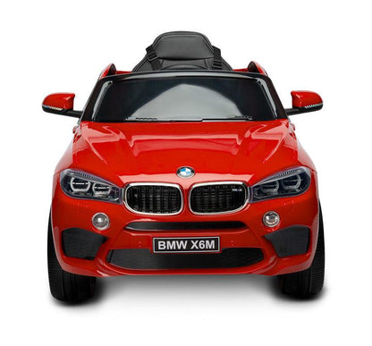 The Toyz BMW X6 M battery vehicle is a license version of the uncompromising SUV of the Bavarian brand, which is famous for combining sporty performance with high-quality design. This battery vehicle will provide many positive impressions for future drivers. Comfortable driving will be provided by an upholstered eco-leather seat with 3-point seat belts. The car has an opening door, a multimedia panel with built-in melodies and a USB socket for favorite songs in MP3 format.