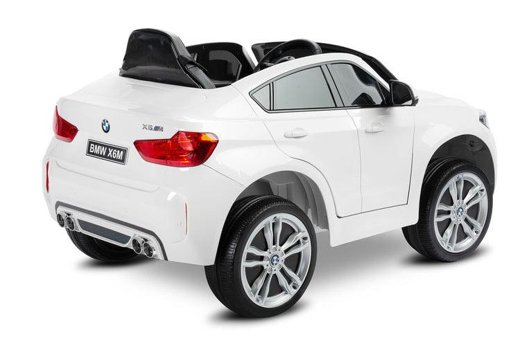 The Toyz BMW X6 M battery vehicle is a license version of the uncompromising SUV of the Bavarian brand, which is famous for combining sporty performance with high-quality design. This battery vehicle will provide many positive impressions for future drivers. Comfortable driving will be provided by an upholstered eco-leather seat with 3-point seat belts. The car has an opening door, a multimedia panel with built-in melodies and a USB socket for favorite songs in MP3 format.