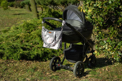 The Velvet stroller bag will meet the requirements of an active mother, it is roomy and fits modern prams. Made of excellent materials with the utmost attention to detail. The spacious interior will allow you to fit all the accessories necessary during a walk. In the middle it has a compartment that helps to organize accessories so that they can be easily found and 2 pockets. Equipped with shoulder straps, one long strap and two handles that allow you to attach the bag to the handle of the trolley.