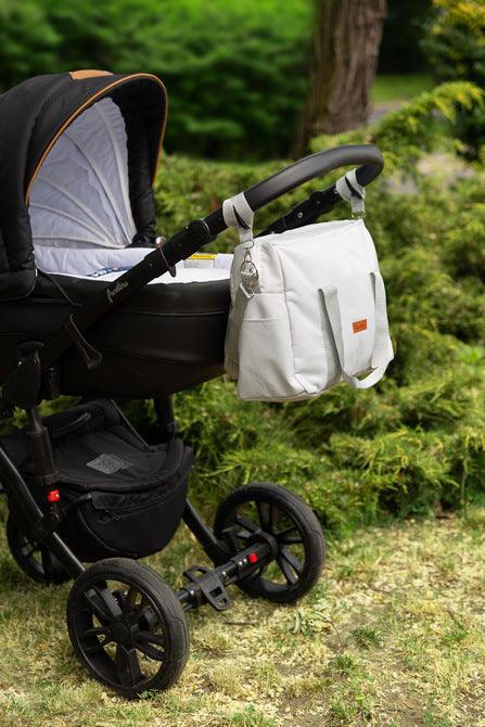 The Indiana stroller bag is perfect for family walks and trips. All its advantages: a melange waterproof fabric, internal pockets, functional compartments and a stain-resistant lining make the bag very practical. In addition, the bag is equipped with universal hooks to hang on the trolley frame, two handles and a practical shoulder strap. It is available in 3 colors to fit the Indiana sleeping bag.