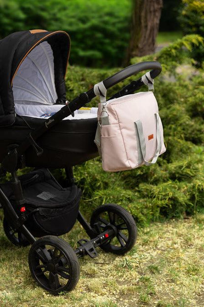 The Indiana stroller bag is perfect for family walks and trips. All its advantages: a melange waterproof fabric, internal pockets, functional compartments and a stain-resistant lining make the bag very practical. In addition, the bag is equipped with universal hooks to hang on the trolley frame, two handles and a practical shoulder strap. It is available in 3 colors to fit the Indiana sleeping bag.