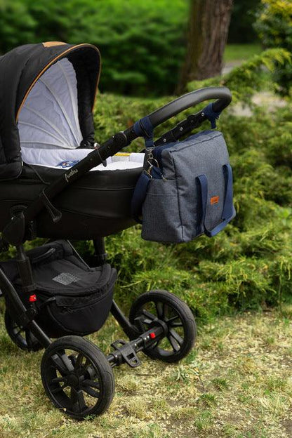 The Indiana stroller bag is perfect for family walks and trips. All its advantages: a melange waterproof fabric, internal pockets, functional compartments and a stain-resistant lining make the bag very practical. In addition, the bag is equipped with universal hooks to hang on the trolley frame, two handles and a practical shoulder strap. It is available in 3 colors to fit the Indiana sleeping bag.