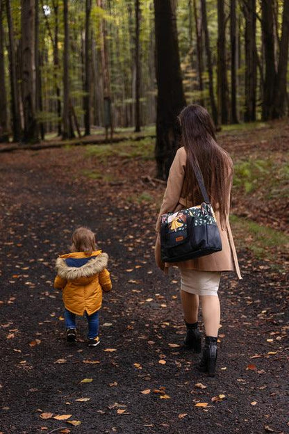 The eco-leather bag is perfect not only for a stroller. It has many advantages, such as: eco-leather bottom, internal pockets, functional compartments and a lining resistant to dirt. On the other hand, colored cotton with a print makes the bag suitable for modern strollers. In addition, the bag is equipped with metal fittings, universal hooks to hang on the frame and a practical shoulder strap.