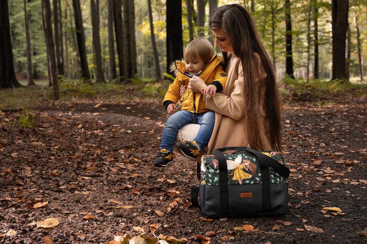 The eco-leather bag is perfect not only for a stroller. It has many advantages, such as: eco-leather bottom, internal pockets, functional compartments and a lining resistant to dirt. On the other hand, colored cotton with a print makes the bag suitable for modern strollers. In addition, the bag is equipped with metal fittings, universal hooks to hang on the frame and a practical shoulder strap.