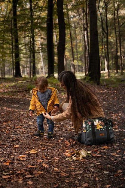 The eco-leather bag is perfect not only for a stroller. It has many advantages, such as: eco-leather bottom, internal pockets, functional compartments and a lining resistant to dirt. On the other hand, colored cotton with a print makes the bag suitable for modern strollers. In addition, the bag is equipped with metal fittings, universal hooks to hang on the frame and a practical shoulder strap.