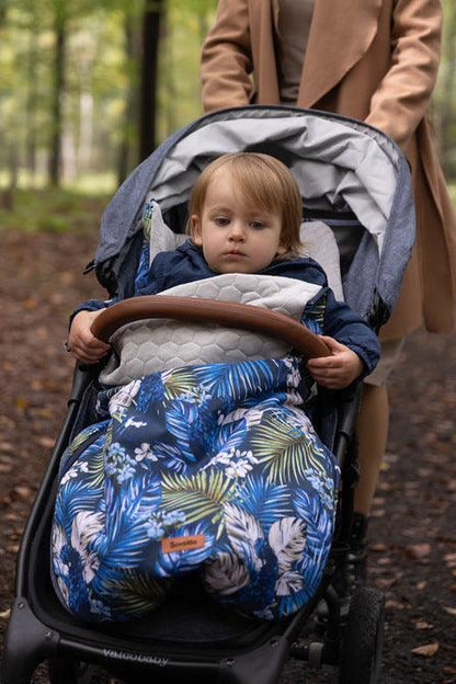 Velvet Romper Bag was designed having in mind the comfort during walks in cloudy weather. It is a really good alternative for „unruly” blankets which are likely to slide down or fall out from the pushchair. It has holes for 5-point safety belts, thanks to which it will not slide down and will provide proper protection depending on atmospheric conditions. It’s starting to rain? Under the outer layer of cotton, the romper bag has a layer of nylon which protects against getting wet.