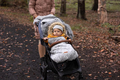 Olaf romper bag is perfect for walks in colder temperatures. It combines a waterproof, easy to keep clean outer layer and soft polar fleece on the inside. Thanks to a fluffy, anti-allergic non-woven fabric it provides effective protection and comfort of a baby. Stylish patterns make the bag exceptional, and artificial fur by the hood with the option of unfastening make it look unique. The romper bag fits pushchairs of any style. It can be used in prams, strollers, and for sledges.