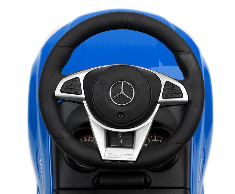 The Mercedes AMG C63 from TOYZ is a real treat for little ones. The Mercedes brand license guarantees a realistic look and great attention to detail. It has a steering wheel with horn and melodies, and there is a storage space under the seat. The child has a great time using the ride-on toy and develops its motor coordination.