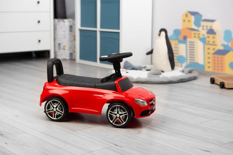 The Mercedes AMG C63 from TOYZ is a real treat for little ones. The Mercedes brand license guarantees a realistic look and great attention to detail. It has a steering wheel with horn and melodies, and there is a storage space under the seat. The child has a great time using the ride-on toy and develops its motor coordination.