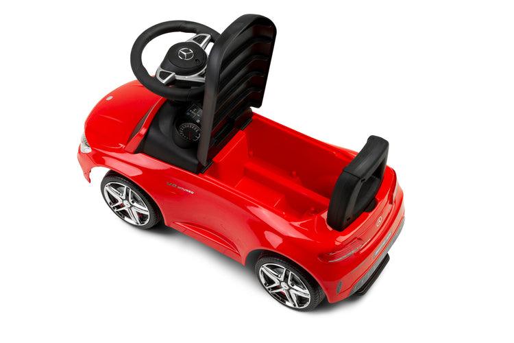 The Mercedes AMG C63 from TOYZ is a real treat for little ones. The Mercedes brand license guarantees a realistic look and great attention to detail. It has a steering wheel with horn and melodies, and there is a storage space under the seat. The child has a great time using the ride-on toy and develops its motor coordination.